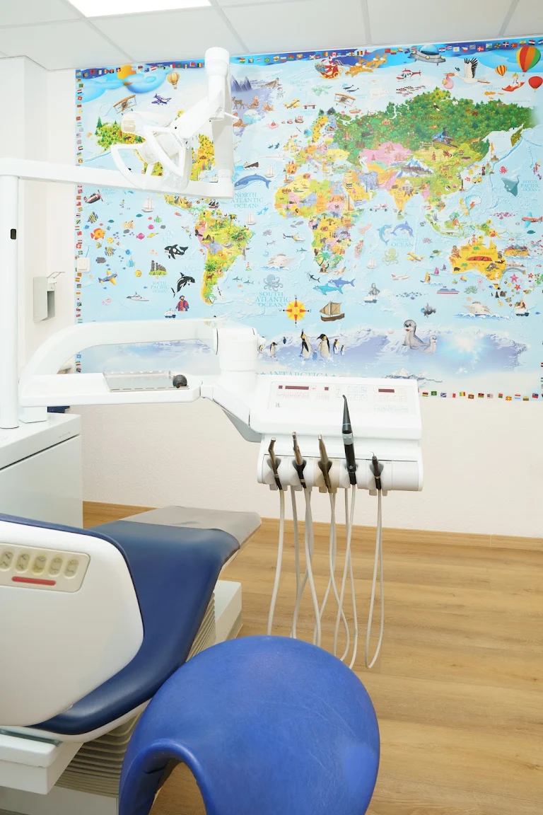 Behandlungszimmer mit farbenfroher Weltkarte