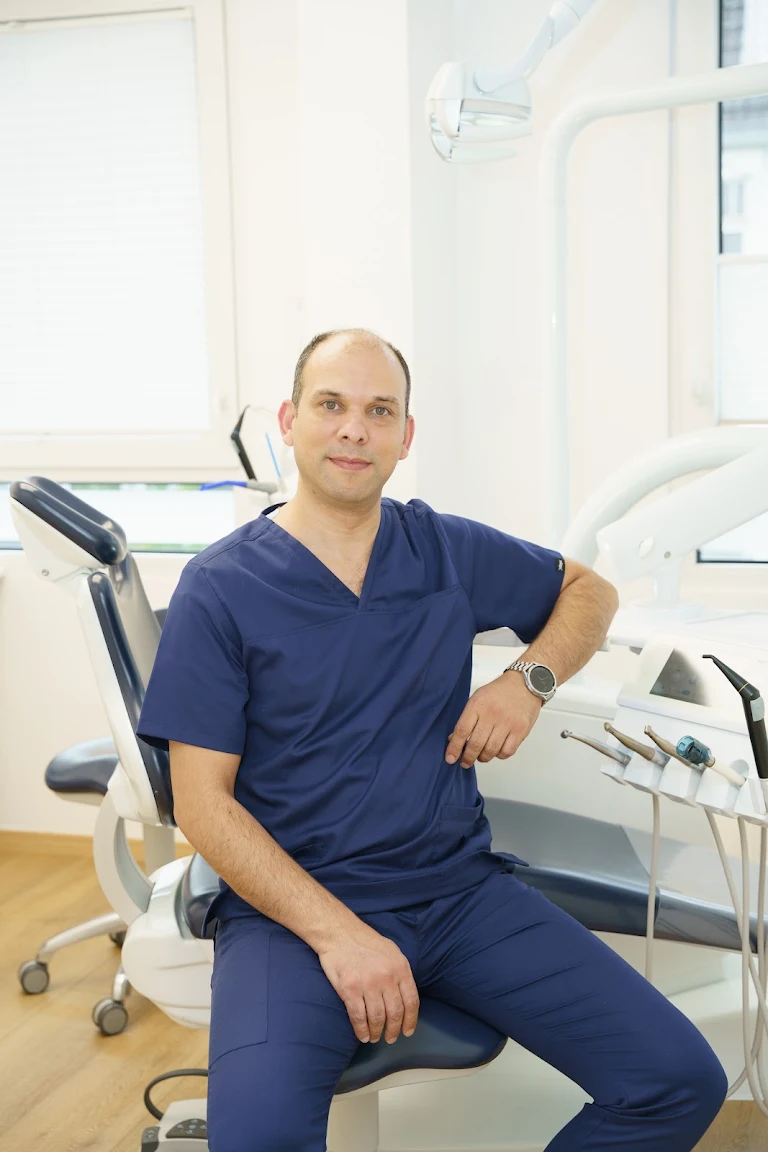Behandler von NEXA DENT im Behandlungszimmer